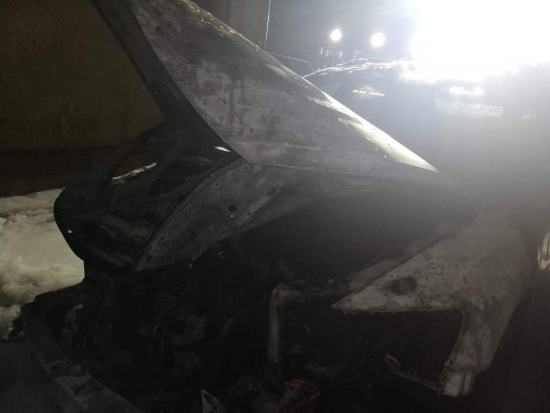 Nocny pożar samochodu w Karlinie - Mazda spłonęła doszczętnie.