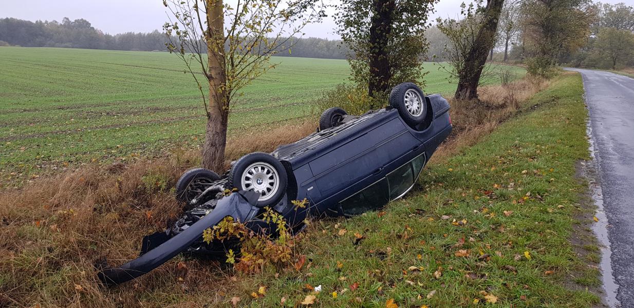 Dachowanie BMW pod Białogardem - 18 latka za kierownicą.