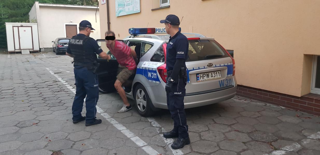 Uciekał przed policją  - rozbił auto i wpadł.