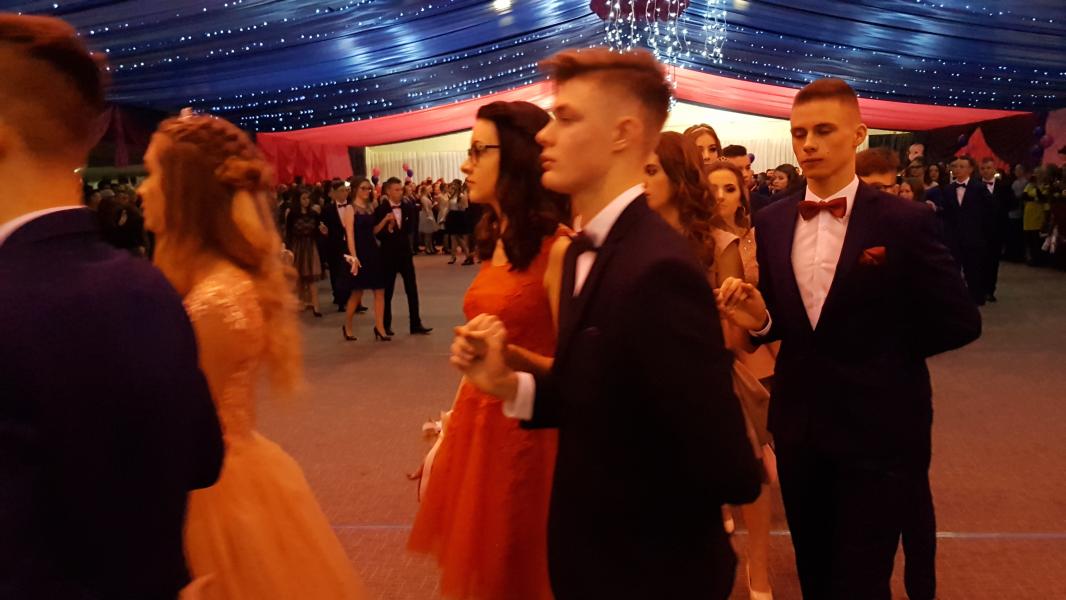 Bal Szkolny 2019 - szkolna zabawa i Polonez w wykonaniu klas gimnazjalnych.  Duża porcja zdjęć z tego wydarzenia! 