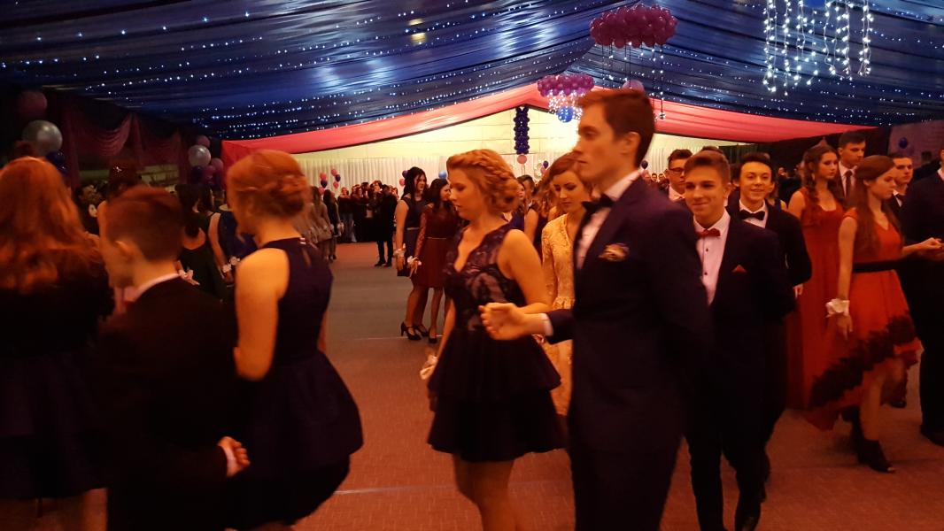 Bal Szkolny 2019 - szkolna zabawa i Polonez w wykonaniu klas gimnazjalnych.  Duża porcja zdjęć z tego wydarzenia! 