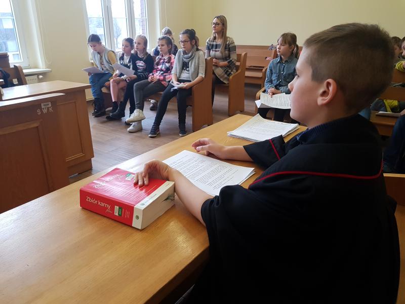 Dzień Edukacji Prawnej - dzieci z Białogardu wzięły udział w symulacji rozprawy sądowej. ZDJĘCIA