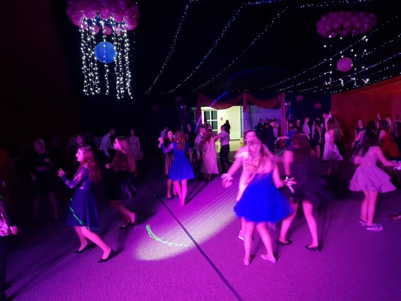 Bal Szkolny 2019 - szkolna zabawa i Polonez w wykonaniu klas gimnazjalnych.  Duża porcja zdjęć z tego wydarzenia! 