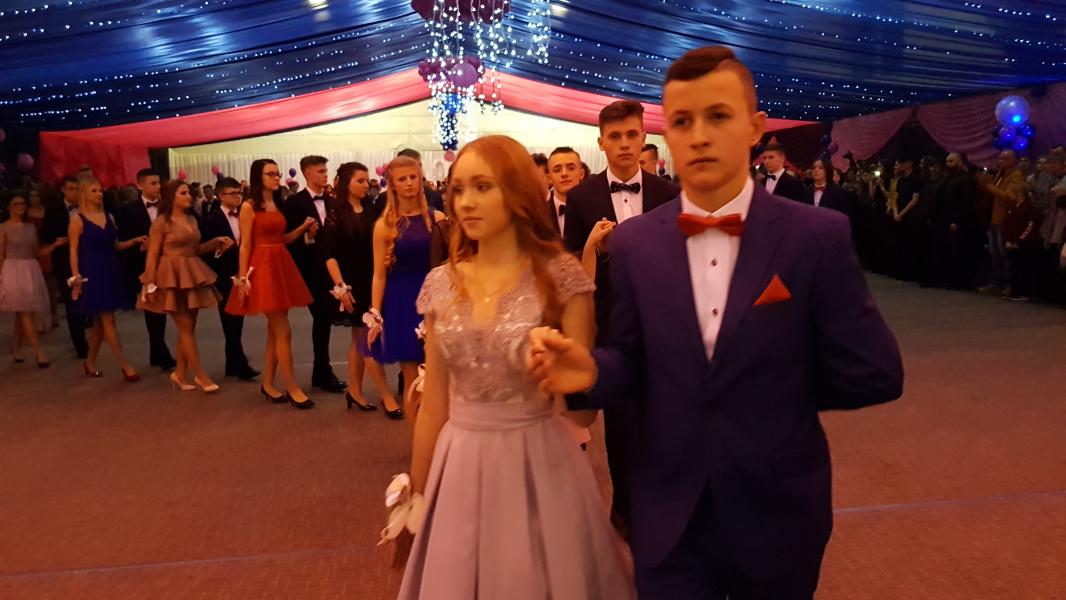 Bal Szkolny 2019 - szkolna zabawa i Polonez w wykonaniu klas gimnazjalnych.  Duża porcja zdjęć z tego wydarzenia! 
