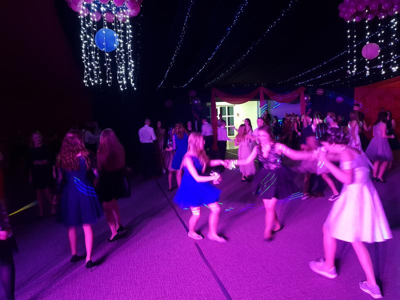 Bal Szkolny 2019 - szkolna zabawa i Polonez w wykonaniu klas gimnazjalnych.  Duża porcja zdjęć z tego wydarzenia! 