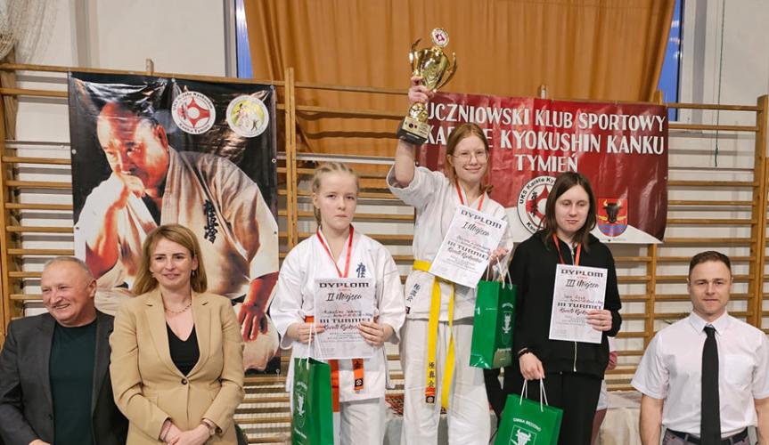 Białogardzcy Karatecy z medalami.