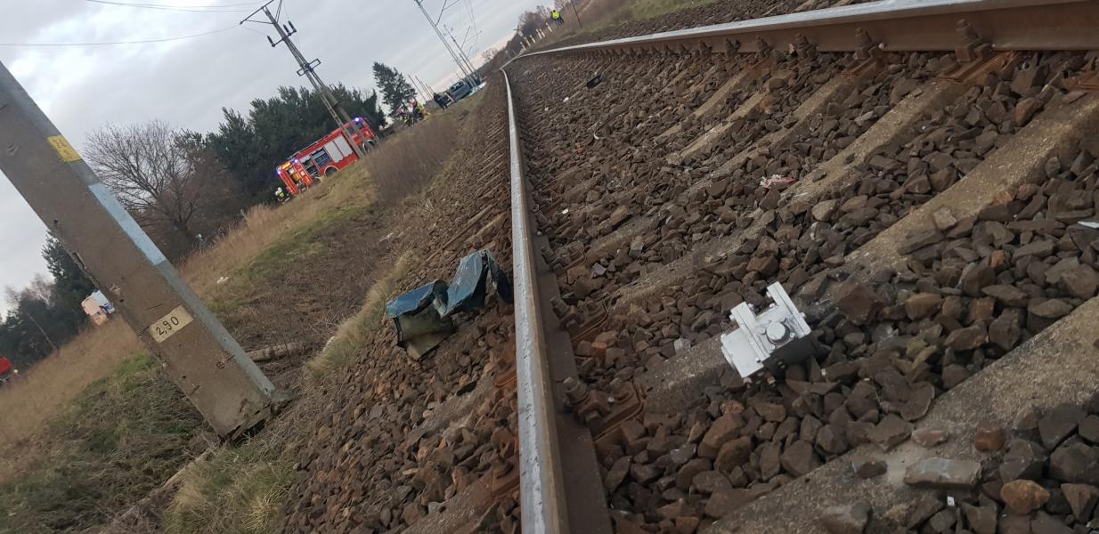 Zderzenie Opla z pociągiem na niestrzeżonym przejeździe kolejowym pod Karlinem