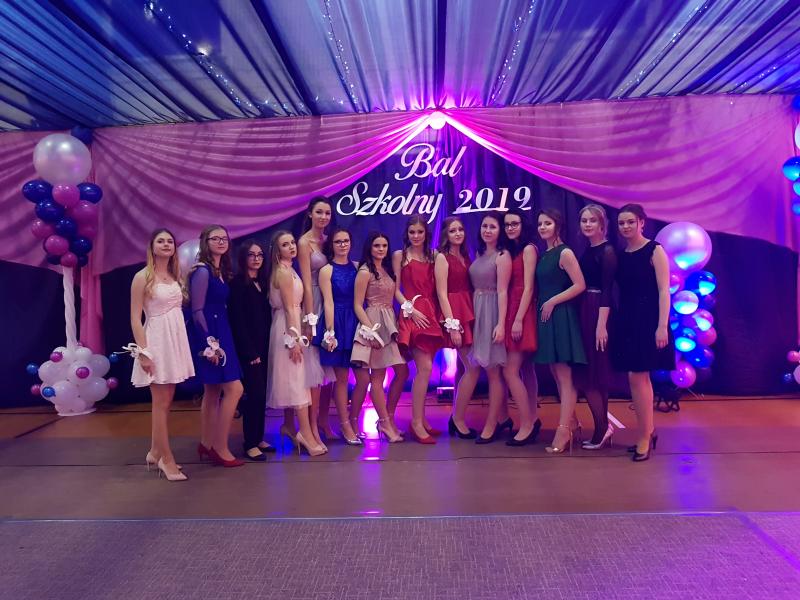 Bal Szkolny 2019 - szkolna zabawa i Polonez w wykonaniu klas gimnazjalnych.  Duża porcja zdjęć z tego wydarzenia! 