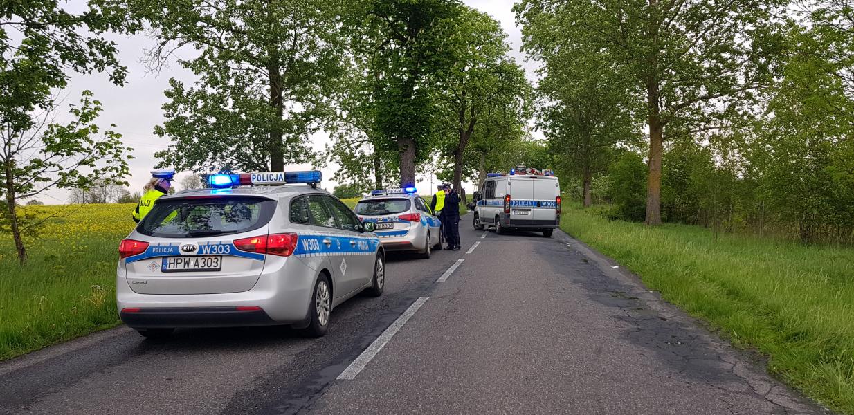 Tragiczny wypadek pod Tychowem! Kierowca spłonął po czołowym uderzeniu w drzewo.