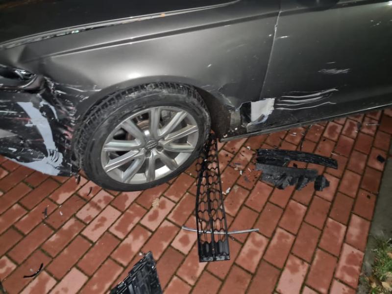 Nastolatka bez prawa jazdy z impetem rozbiła dwa zaparkowane pojazdy