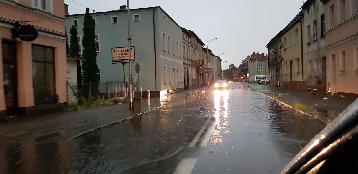 Dziesiątki powalonych drzew i zalane ulice! Strażacy walczą ze skutkami nawałnicy.