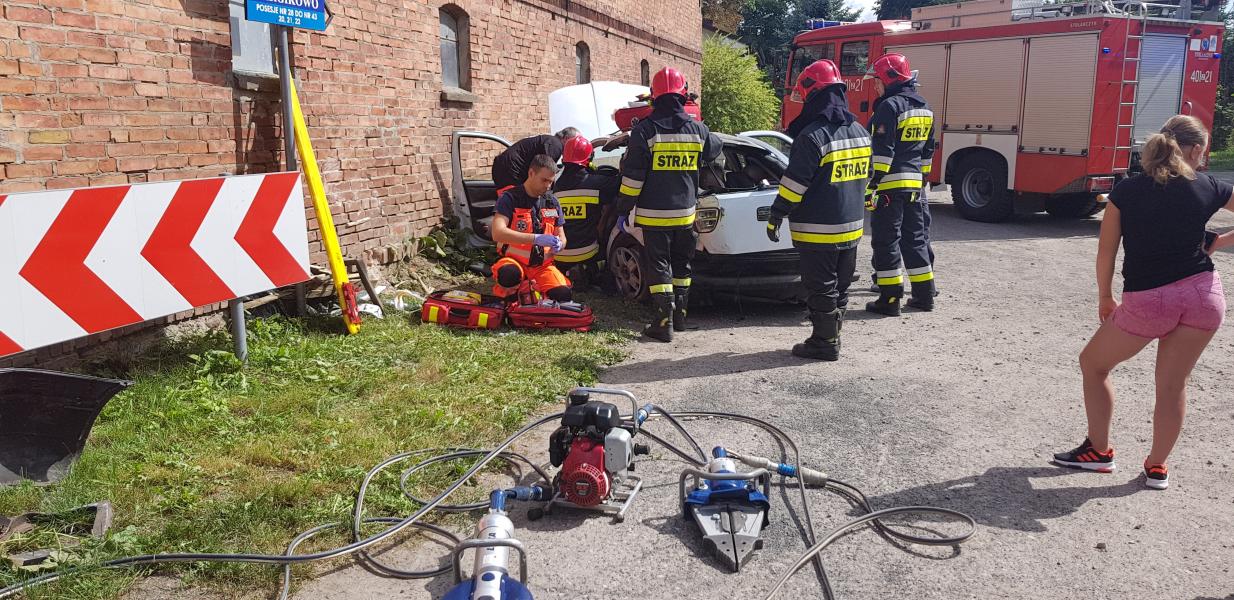 Poważny wypadek pod Białogardem - Seat z impetem uderzył w ścianę! 
