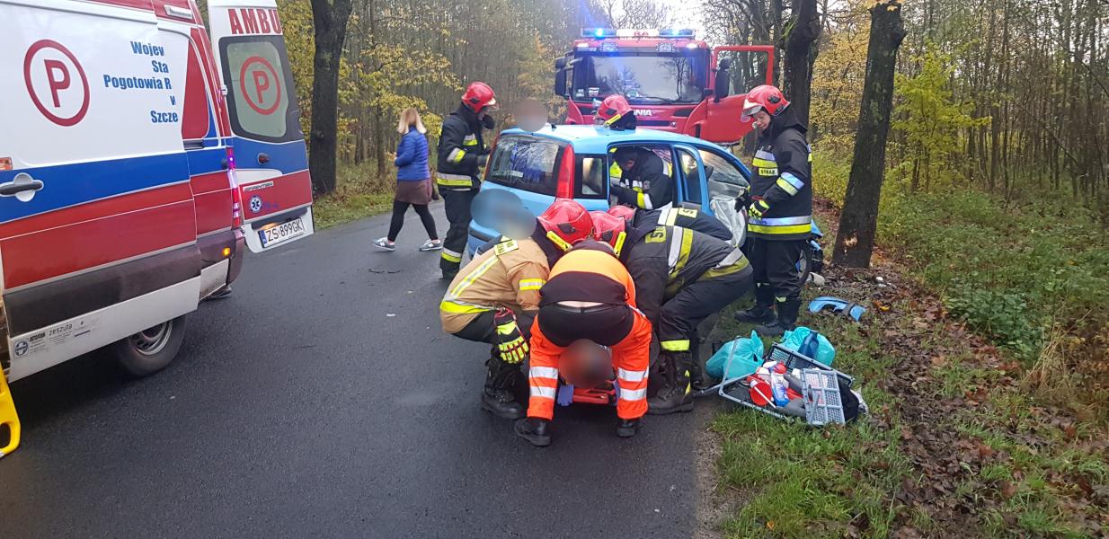 Wypadek pod Białogardem - jedna osoba trafiła do szpitala.