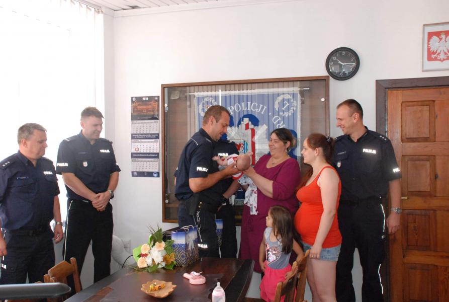 Wzruszające spotkanie! Mama maluszka podziękowała dzielnym mundurowym.