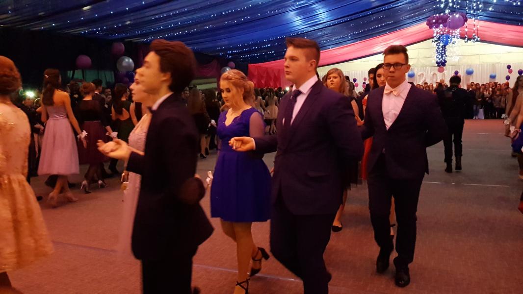 Bal Szkolny 2019 - szkolna zabawa i Polonez w wykonaniu klas gimnazjalnych.  Duża porcja zdjęć z tego wydarzenia! 