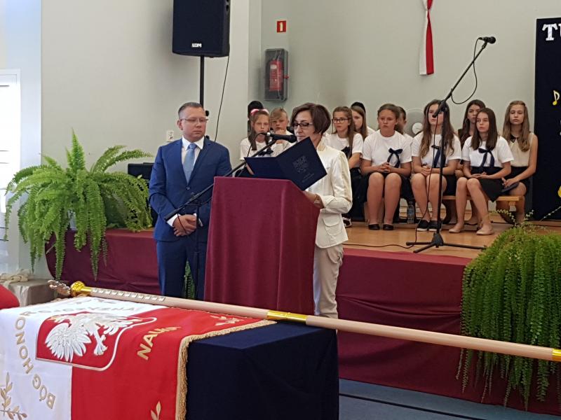 Szkoła podstawowa w Stanominie ma już swojego patrona! Fotorelacja z uroczystości. 