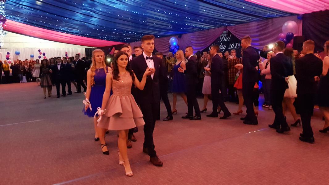 Bal Szkolny 2019 - szkolna zabawa i Polonez w wykonaniu klas gimnazjalnych.  Duża porcja zdjęć z tego wydarzenia! 