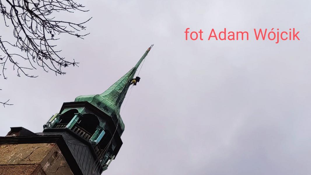 Niezwykłe odkrycie w iglicy kościoła pw. NNMP. To co tam było zaskoczyło wszystkich