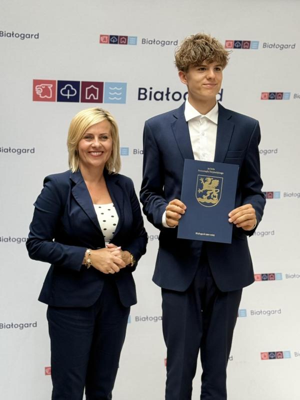 Stypendia za wybitne osiągnięcia wręczone uczniom szkół podstawowych w Białogardzie.