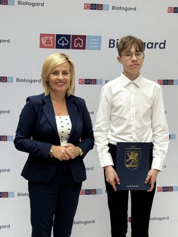 Stypendia za wybitne osiągnięcia wręczone uczniom szkół podstawowych w Białogardzie.