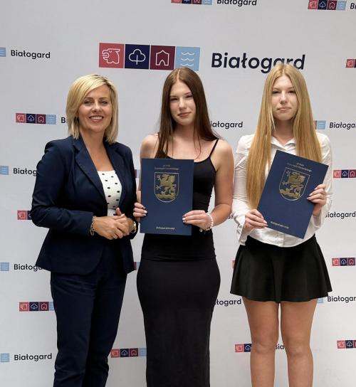 Stypendia za wybitne osiągnięcia wręczone uczniom szkół podstawowych w Białogardzie.