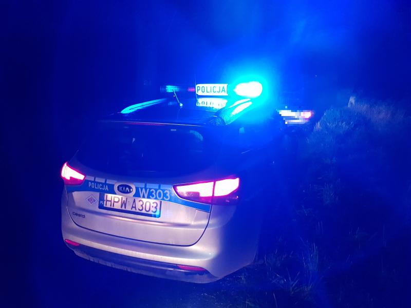 Kompletnie pijany kierowca Forda wjechał do rowu - trafił do policyjnego aresztu. 