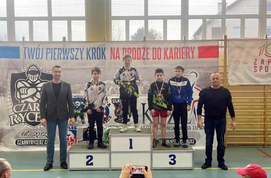 12 medali dla najmłodszych Białogardzkich zapaśników.