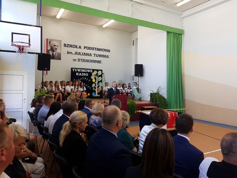 Szkoła podstawowa w Stanominie ma już swojego patrona! Fotorelacja z uroczystości. 