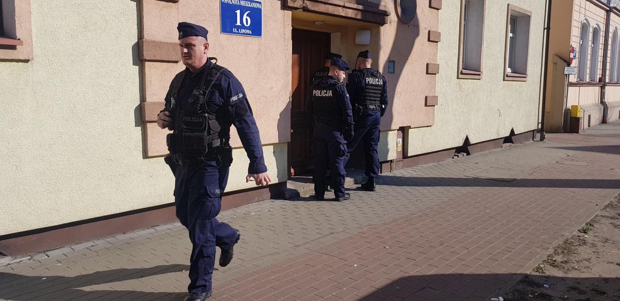 Mężczyzna poważnie ugodzony nożem podczas libacji alkoholowej! Trafił do szpitala. 