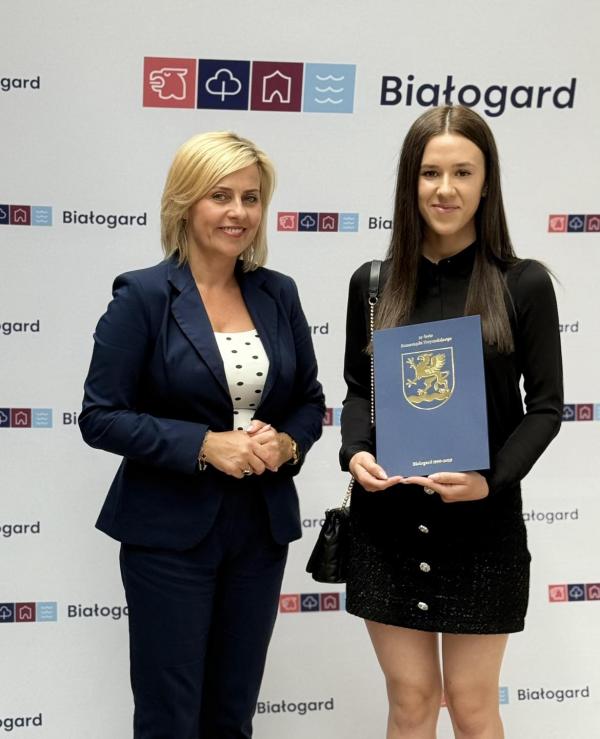 Stypendia za wybitne osiągnięcia wręczone uczniom szkół podstawowych w Białogardzie.
