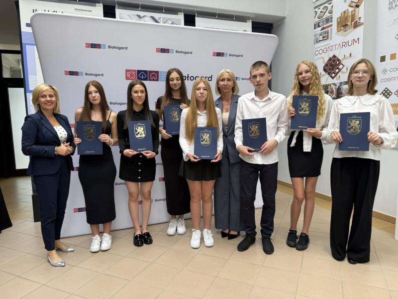 Stypendia za wybitne osiągnięcia wręczone uczniom szkół podstawowych w Białogardzie.