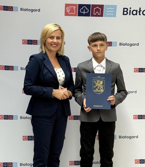 Stypendia za wybitne osiągnięcia wręczone uczniom szkół podstawowych w Białogardzie.