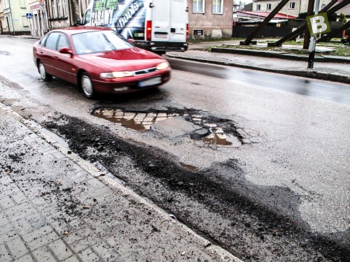 Stopniał śnieg a razem z nim asfalt.