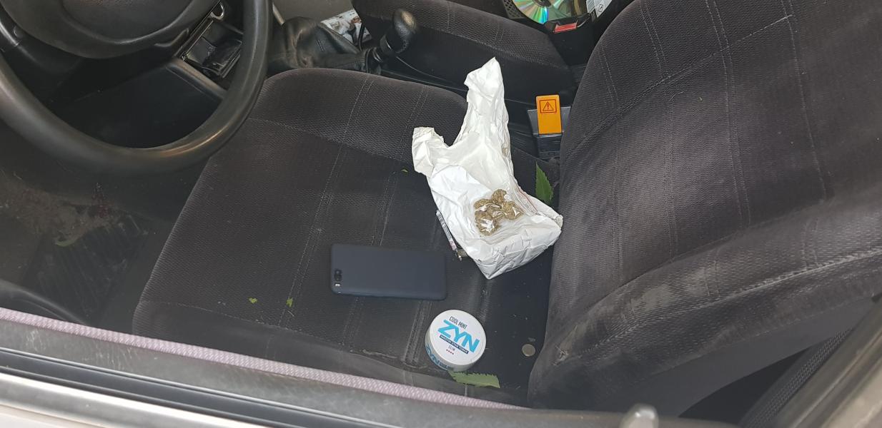 Uciekał przed policją  - rozbił auto i wpadł.