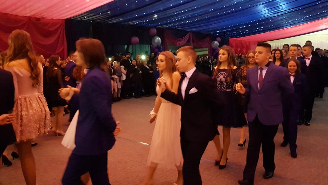 Bal Szkolny 2019 - szkolna zabawa i Polonez w wykonaniu klas gimnazjalnych.  Duża porcja zdjęć z tego wydarzenia! 
