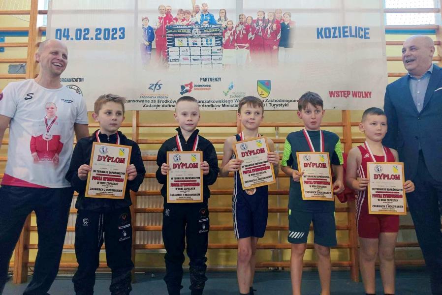 Młodzi zapaśnicy z sukcesami podczas turnieju.