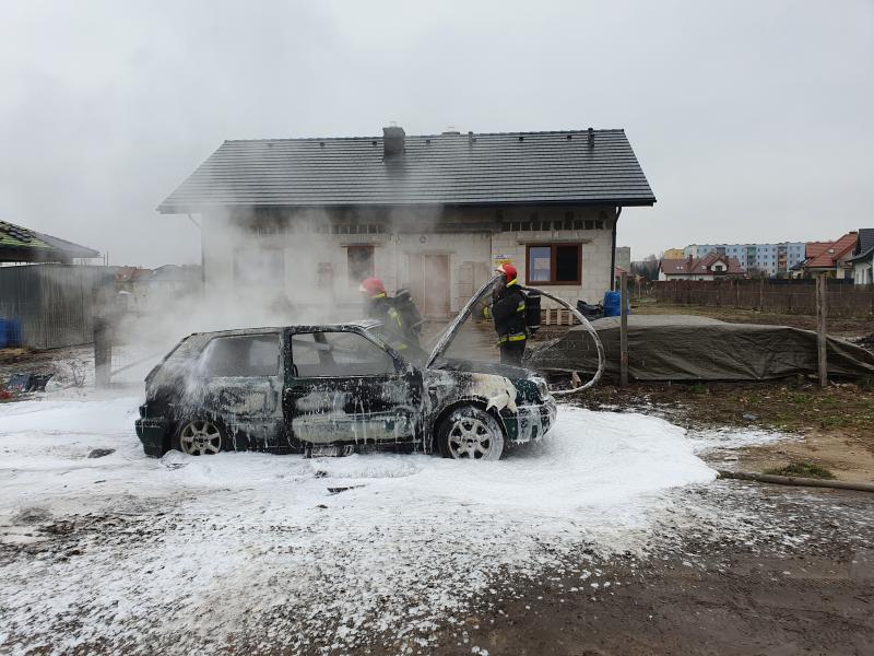 Pożar samochodu w Białogardzie  - volkswagen spłonął doszczętnie! 