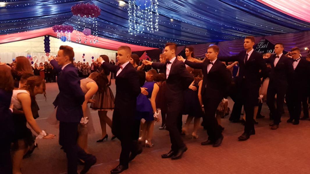 Bal Szkolny 2019 - szkolna zabawa i Polonez w wykonaniu klas gimnazjalnych.  Duża porcja zdjęć z tego wydarzenia! 