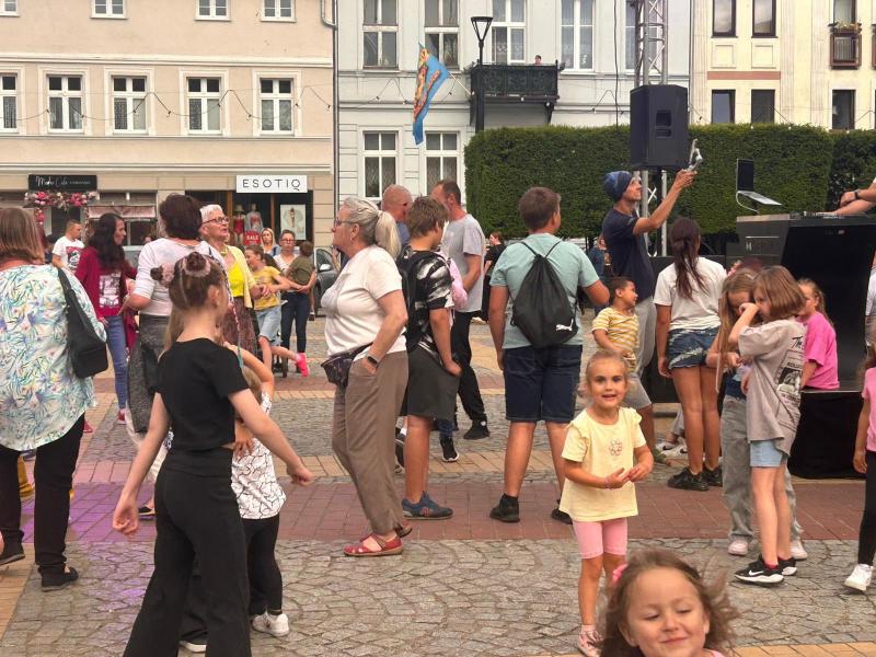 Taniec pod gwiazdami – Plac Wolności rozbrzmiał muzyką i radością