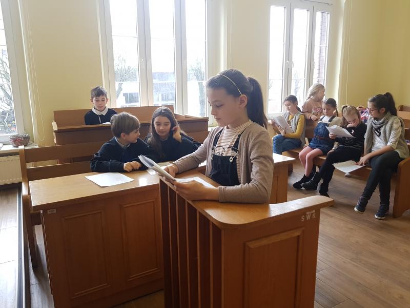 Dzień Edukacji Prawnej - dzieci z Białogardu wzięły udział w symulacji rozprawy sądowej. ZDJĘCIA