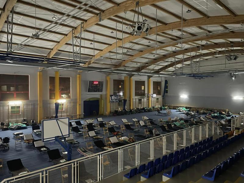 Prawie 100 uchodźców przebywa na sali gimnastycznej w LO