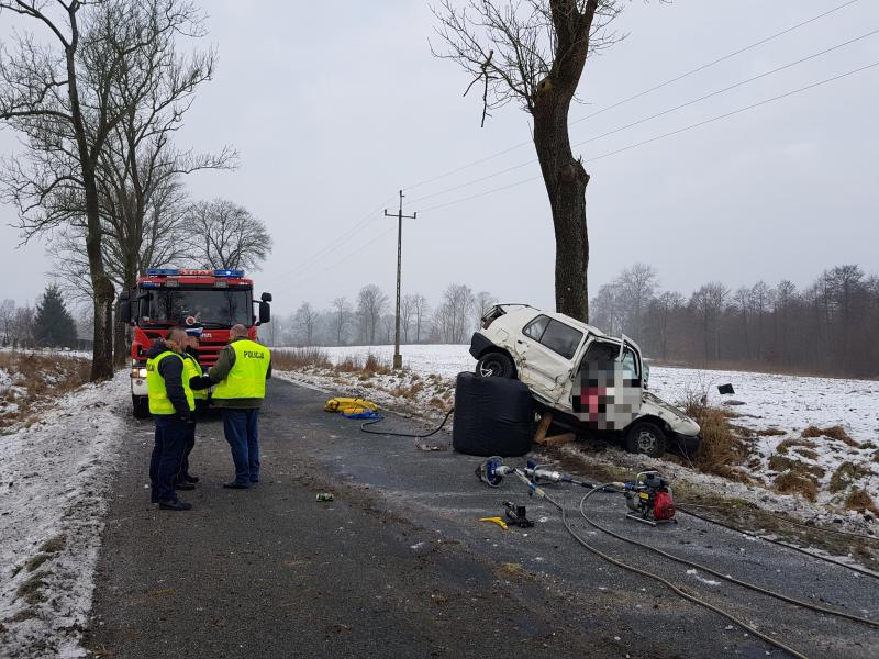 Śmiertelny wypadek pod Białogardem - nie żyje kierowca Volkswagena! 