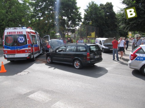 Kolizja na skrzyżowaniu równorzędnym - ZDJĘCIA