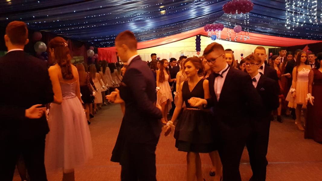 Bal Szkolny 2019 - szkolna zabawa i Polonez w wykonaniu klas gimnazjalnych.  Duża porcja zdjęć z tego wydarzenia! 
