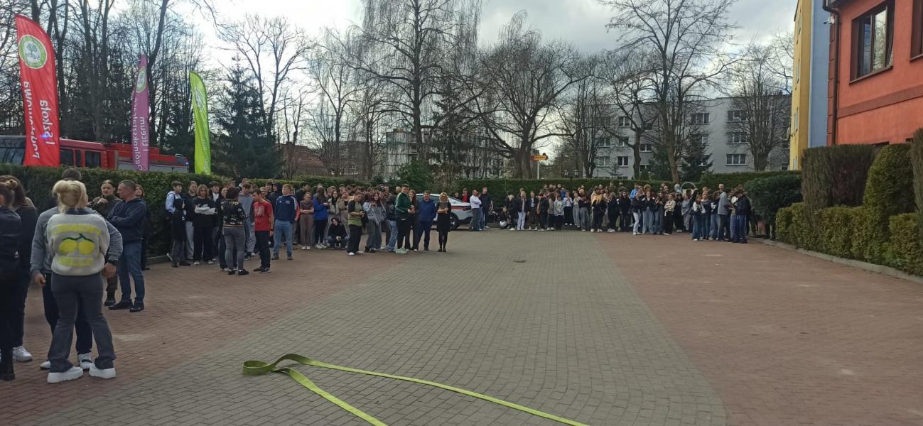 Próbna Ewakuacja w Szkole Sukces – Zwiększenie Bezpieczeństwa w Sytuacjach Zagrożenia