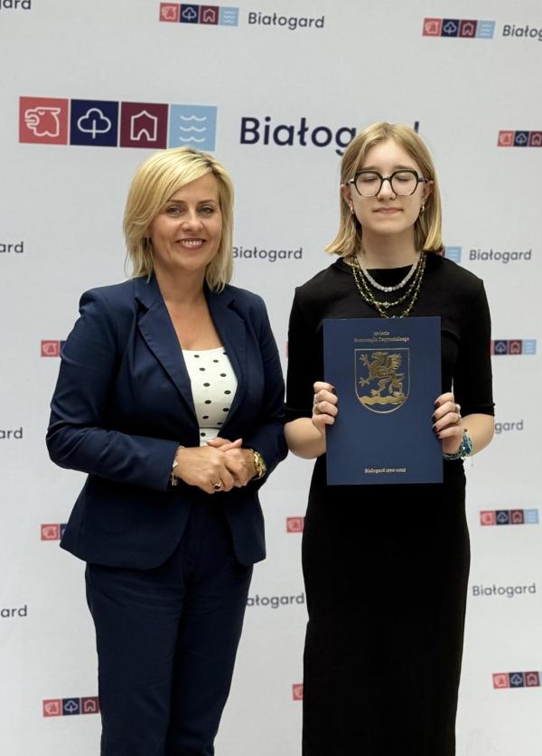 Stypendia za wybitne osiągnięcia wręczone uczniom szkół podstawowych w Białogardzie.