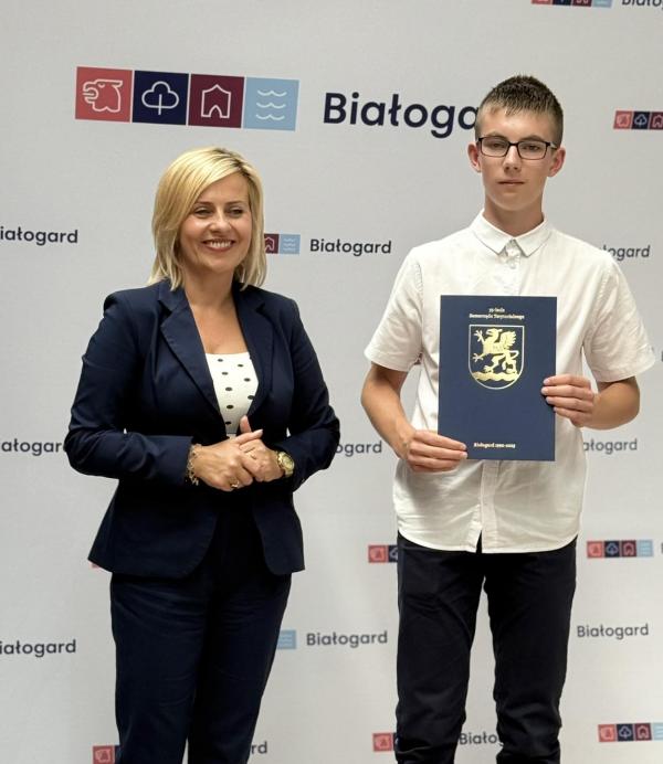 Stypendia za wybitne osiągnięcia wręczone uczniom szkół podstawowych w Białogardzie.