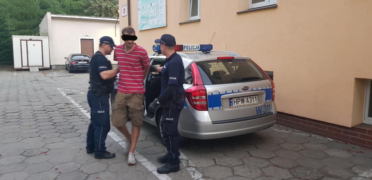 Uciekał przed policją  - rozbił auto i wpadł.