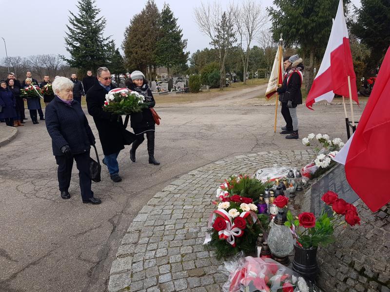 Obchody 79 Rocznicy I Masowej Deportacji Polaków na Sybir i do Kazachstanu. Msza znicze i kwiaty.
