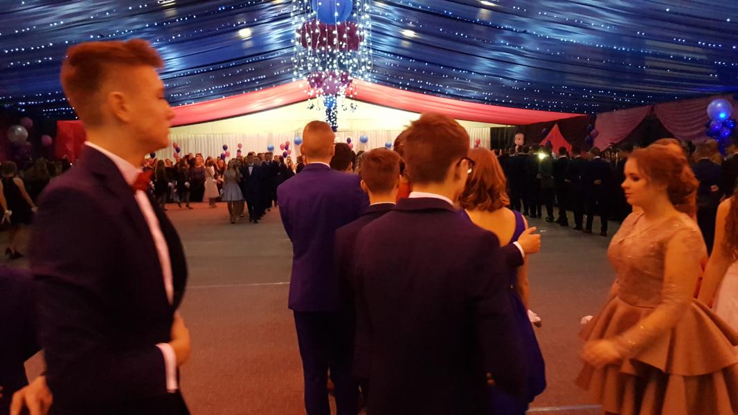 Bal Szkolny 2019 - szkolna zabawa i Polonez w wykonaniu klas gimnazjalnych.  Duża porcja zdjęć z tego wydarzenia! 